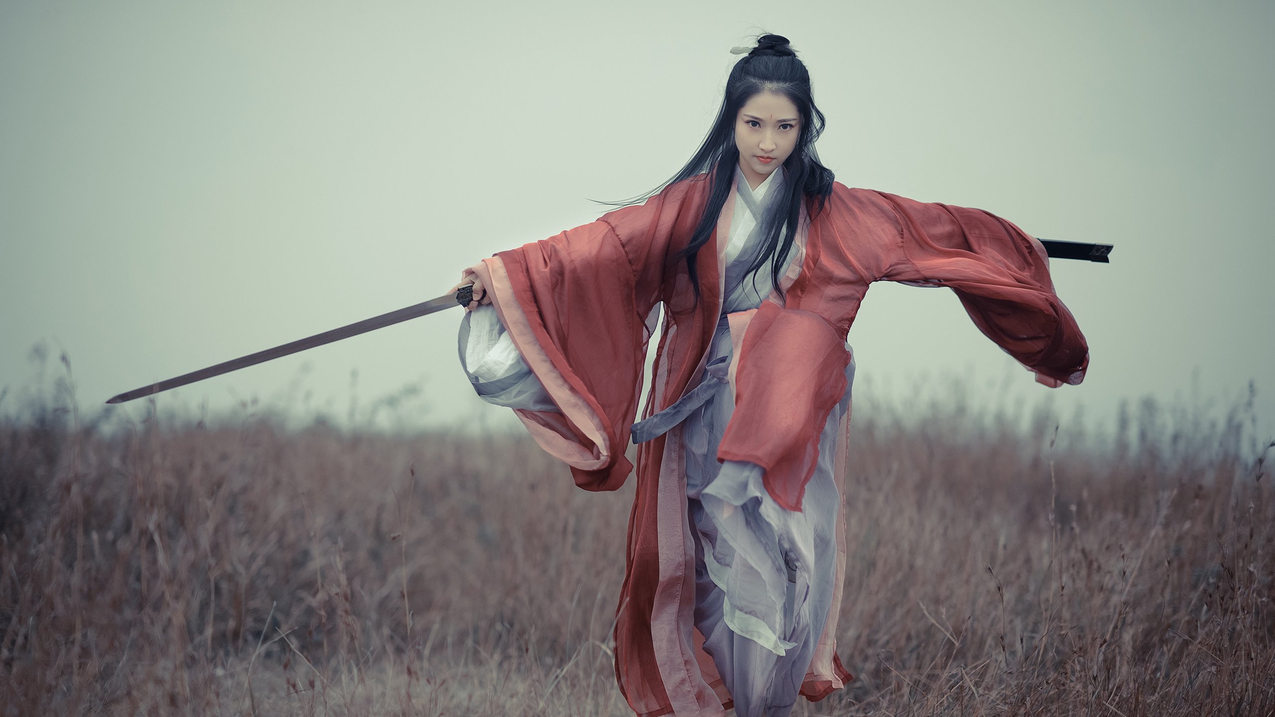 两前腰角色分工拉开防线宽度，双前腰战术