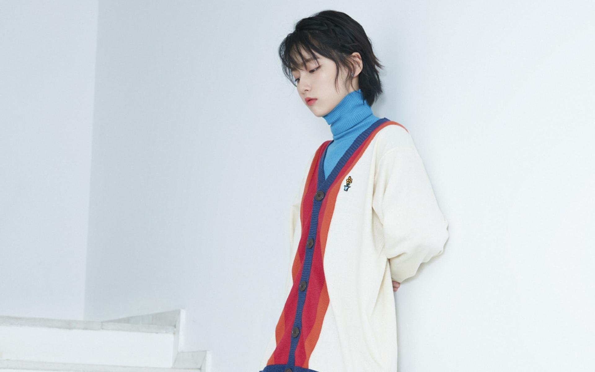 两前腰角色分工拉开防线宽度，双前腰战术