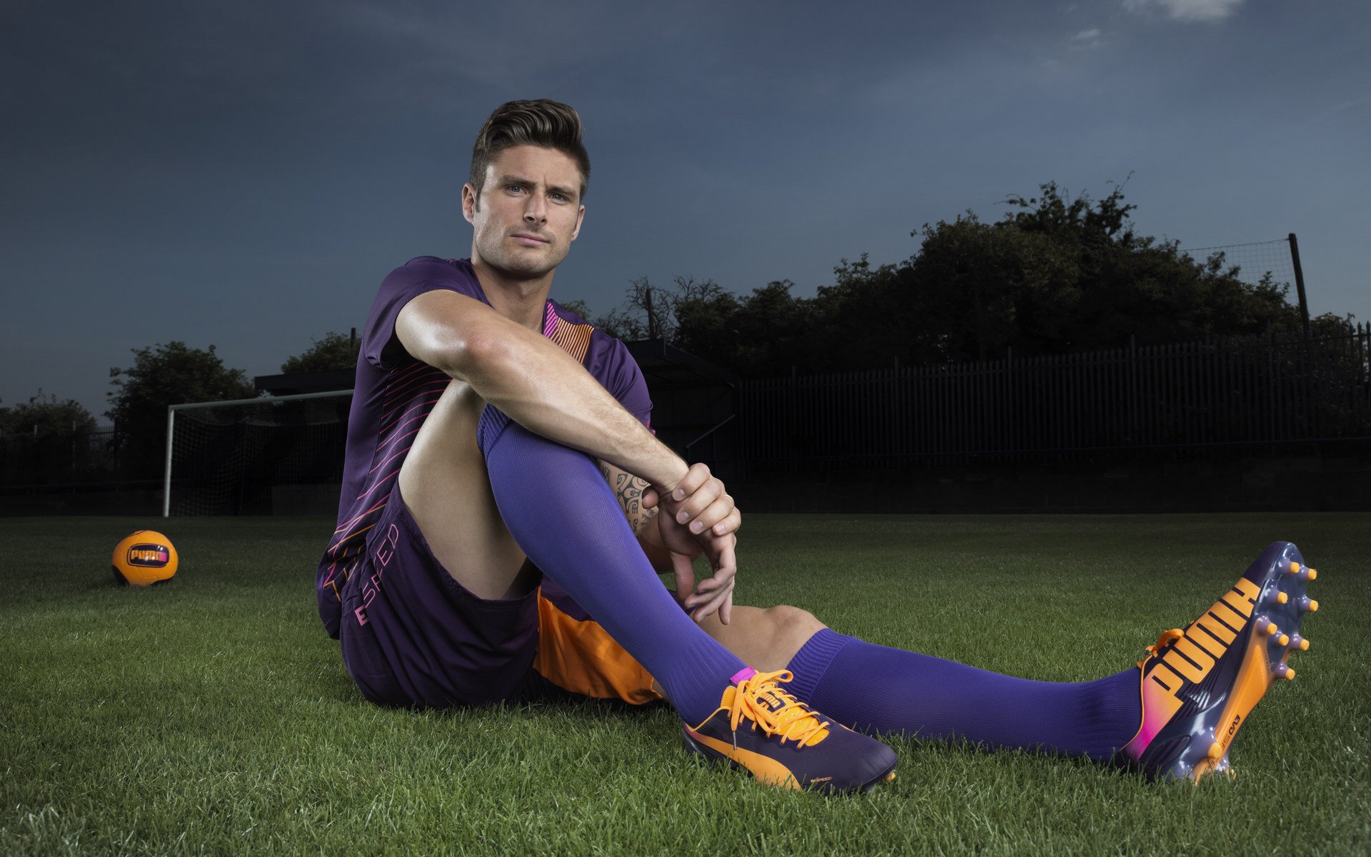 LEYU乐鱼体育官方网站-五大联赛是否提倡中前场球员持球强度训练应对逼抢，足球中场前锋