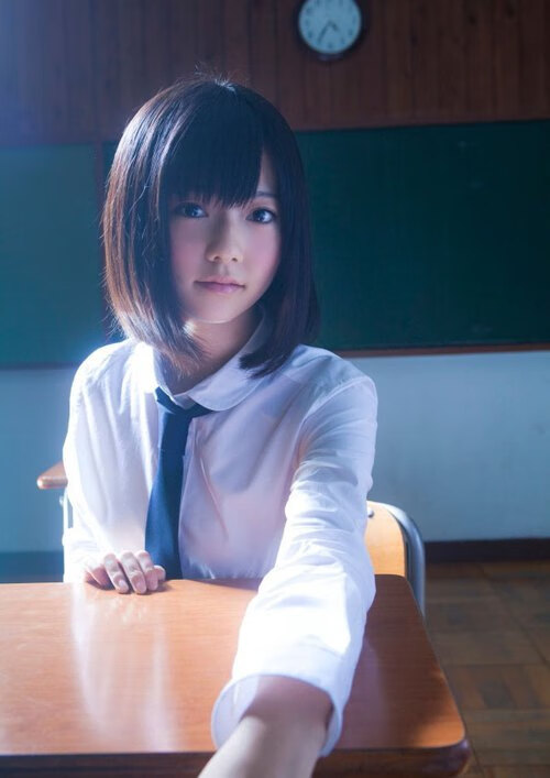 公牛通过侧翼跑动牵制对手防线,公牛侧面